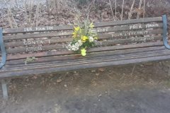Banc avec des fleurs pour l'hommage à Iba