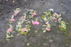 Bouquet de fleurs au sol pour l'hommage à Iba
