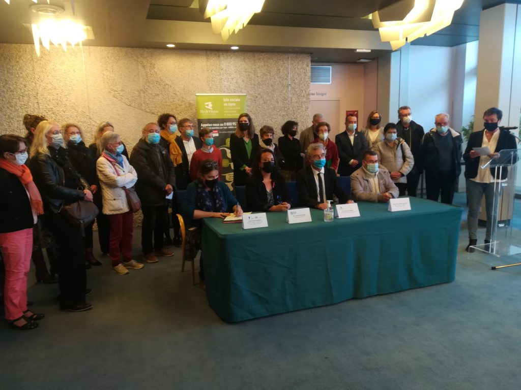 Signature de la charte départementale personnes majeures isolées