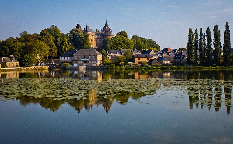 Photo de la ville de Combourg avec le chateau en arrière plan